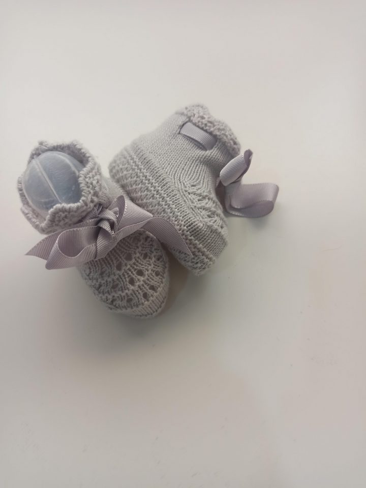 Patucos de hilo en Gris Perla