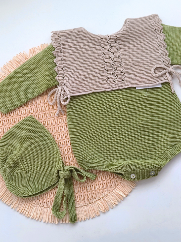 Conjunto pelele y capota babero manzana Sigar