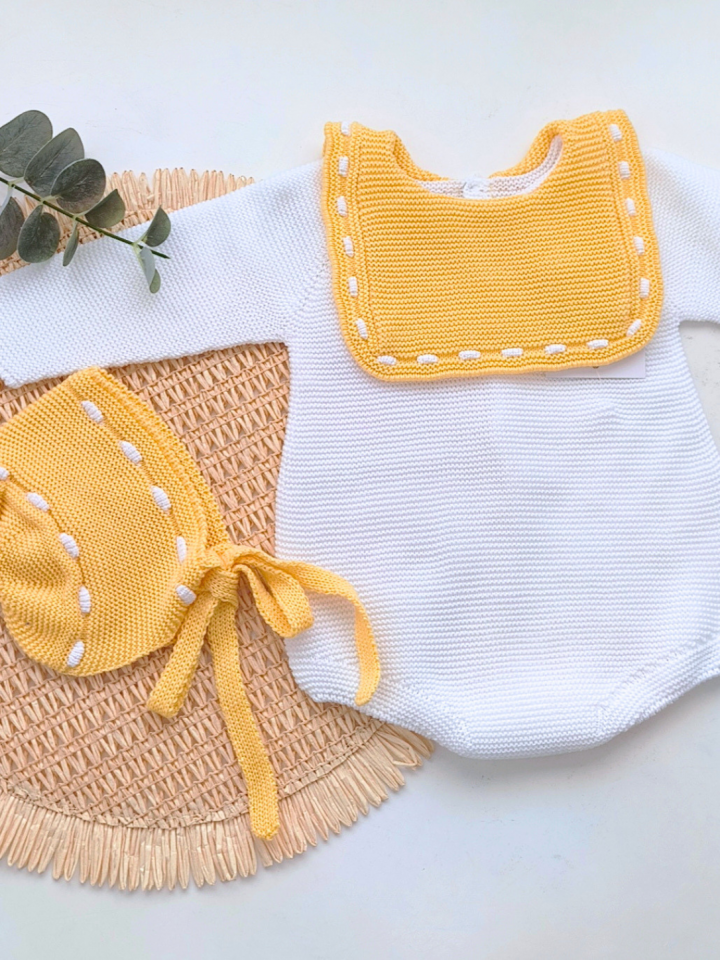 Conjunto pelele babero amarillo miel y capota Sigar